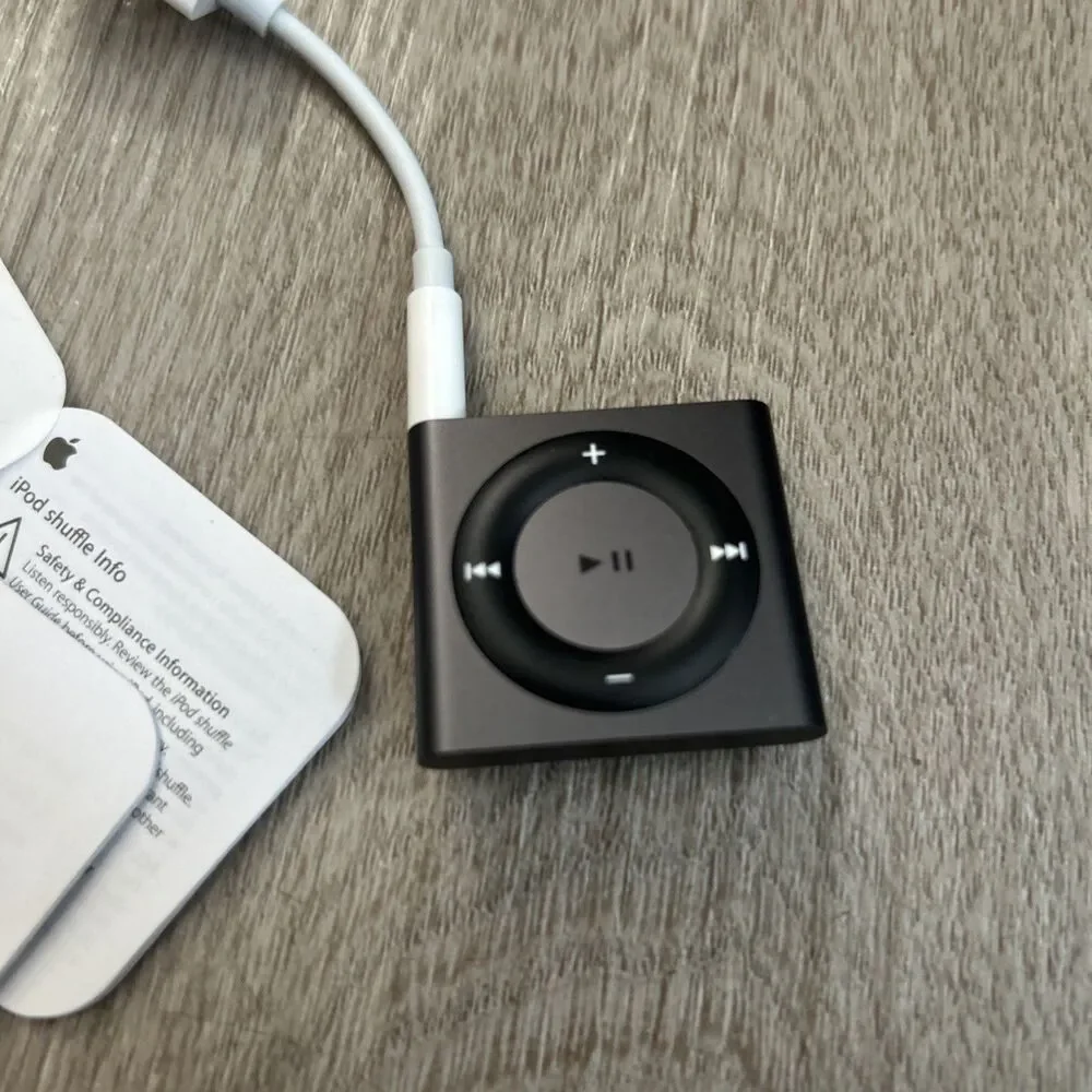 Apple iPod Shuffle 4th Generation Black 2 GB w/ USB Dongle No Power PARTS READ